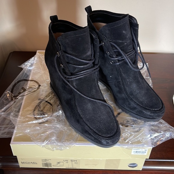 Women Michael Kors Elegant Women Black… Worn a few times Condition Good -Suede - Picture 2 of 5